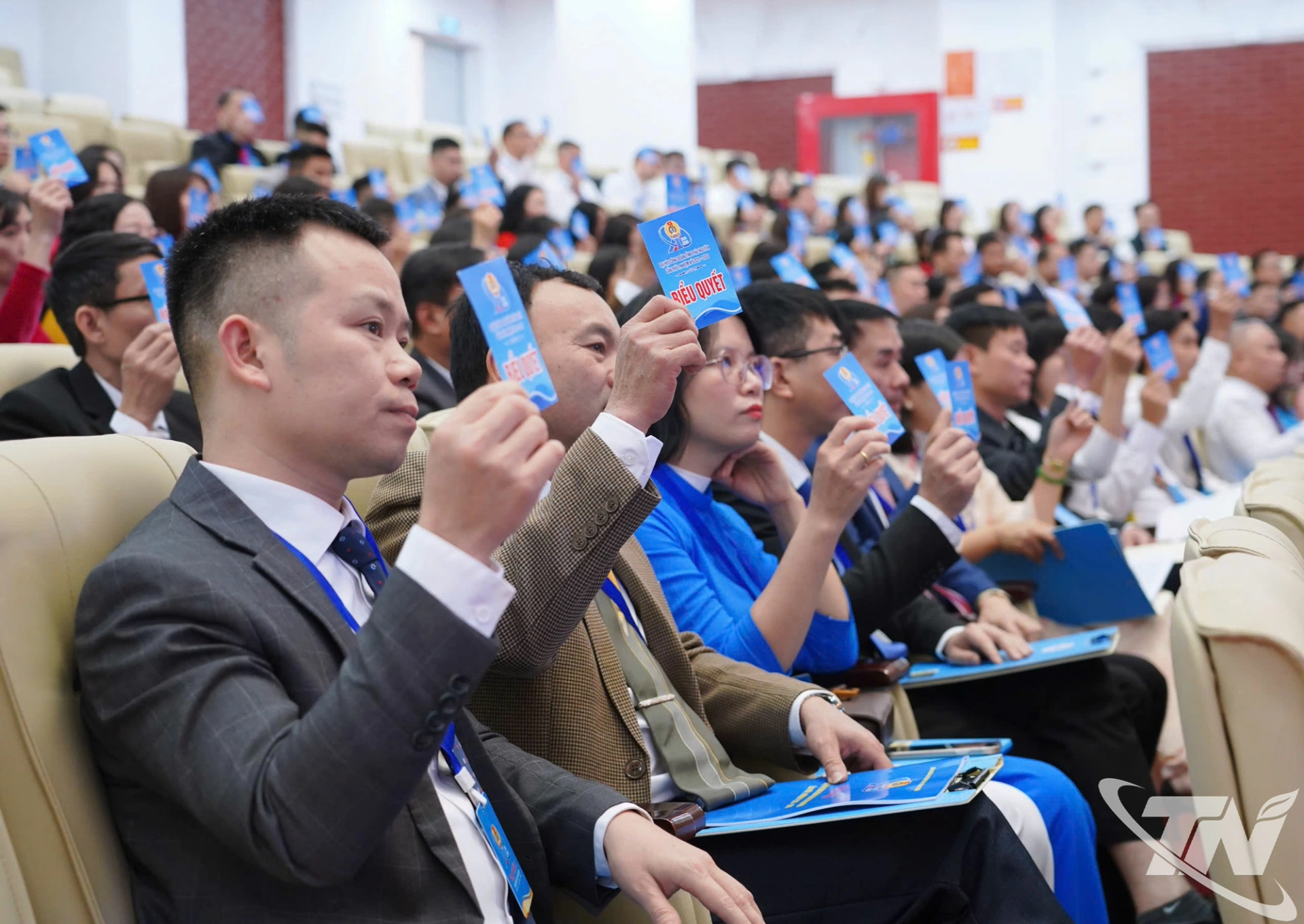 Các đại biểu biểu quyết thông qua nội dung, Chương trình Đại hội.