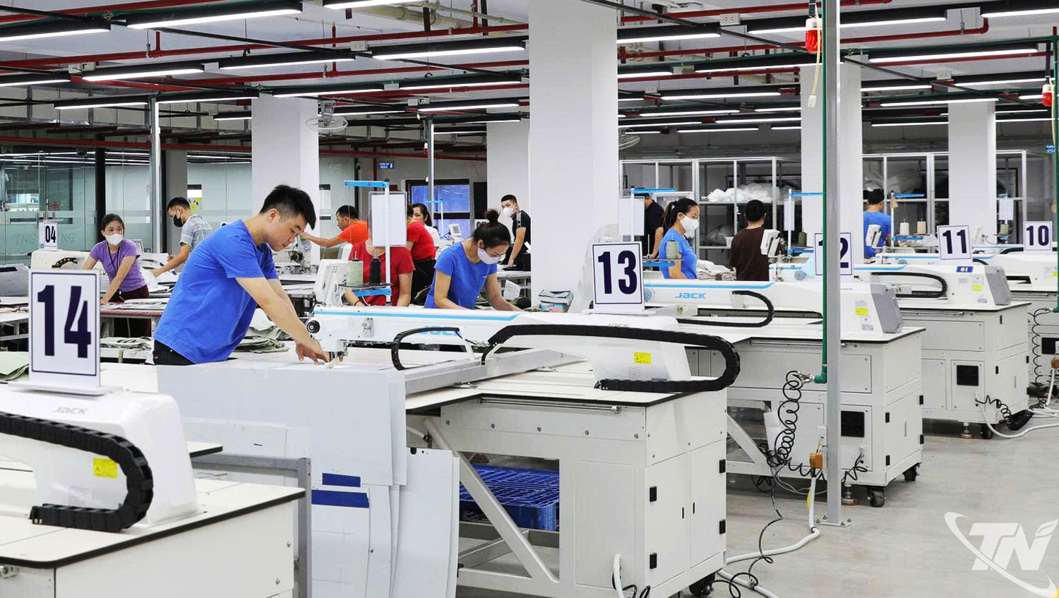 Từ thực tiễn sản xuất tại các doanh nghiệp cho thấy: Để đáp ứng yêu cầu về ứng dụng khoa học - công nghệ, người lao động cần có năng lực thực hành tốt, có khả năng trực tiếp vận hành và làm chủ hệ thống máy móc thiết bị công nghệ cao.