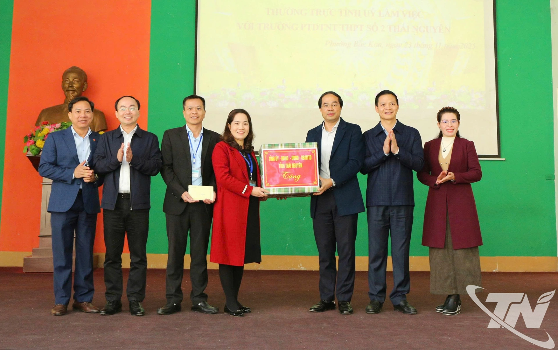 Các đồng chí lãnh đạo tỉnh tặng quà Trường PTDTNT Thái Nguyên 2.