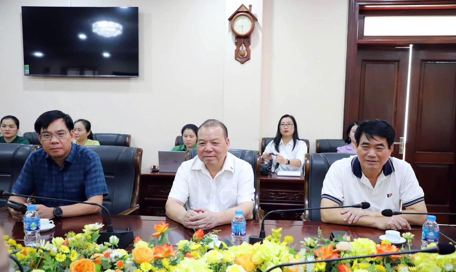 Đại diện lãnh đạo các doanh nghiệp tham gia ủng hộ tỉnh Thái Nguyên khắc phục hậu quả cơn bão số 11.