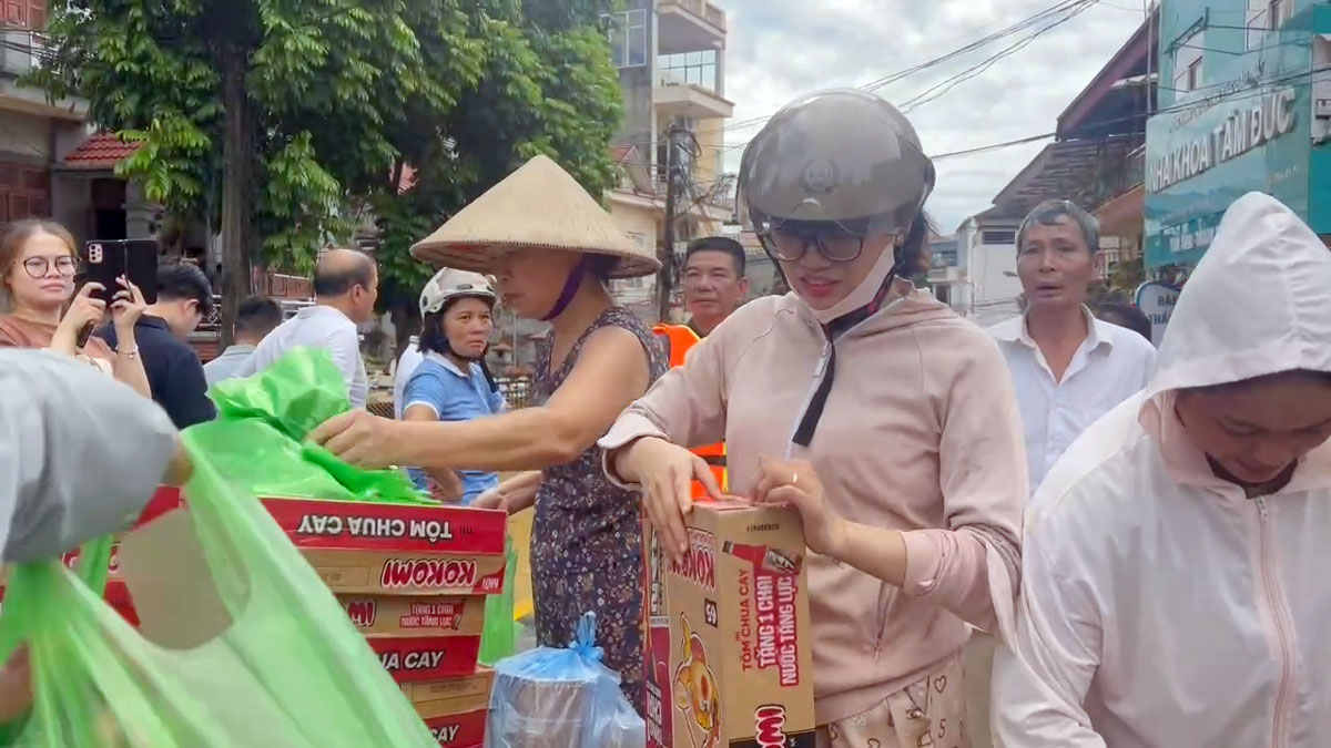 Người dân vùng lũ được hỗ trợ kịp thời nước uống, lương thực