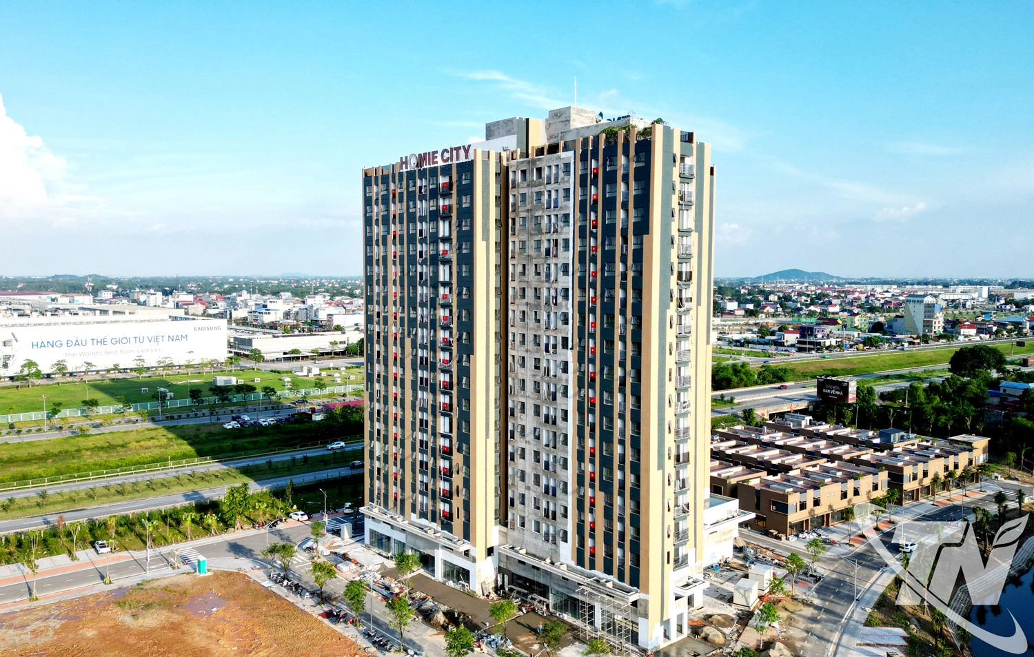 Những khu đô thị và dự án nhà ở xã hội được đầu tư xây dựng đáp ứng nhu cầu an cư của người dân và công nhân lao động, góp phần bảo đảm an sinh xã hội. Trong ảnh: Dự án nhà ở xã hội khu dân cư Đại Thắng, phường Phổ Yên.