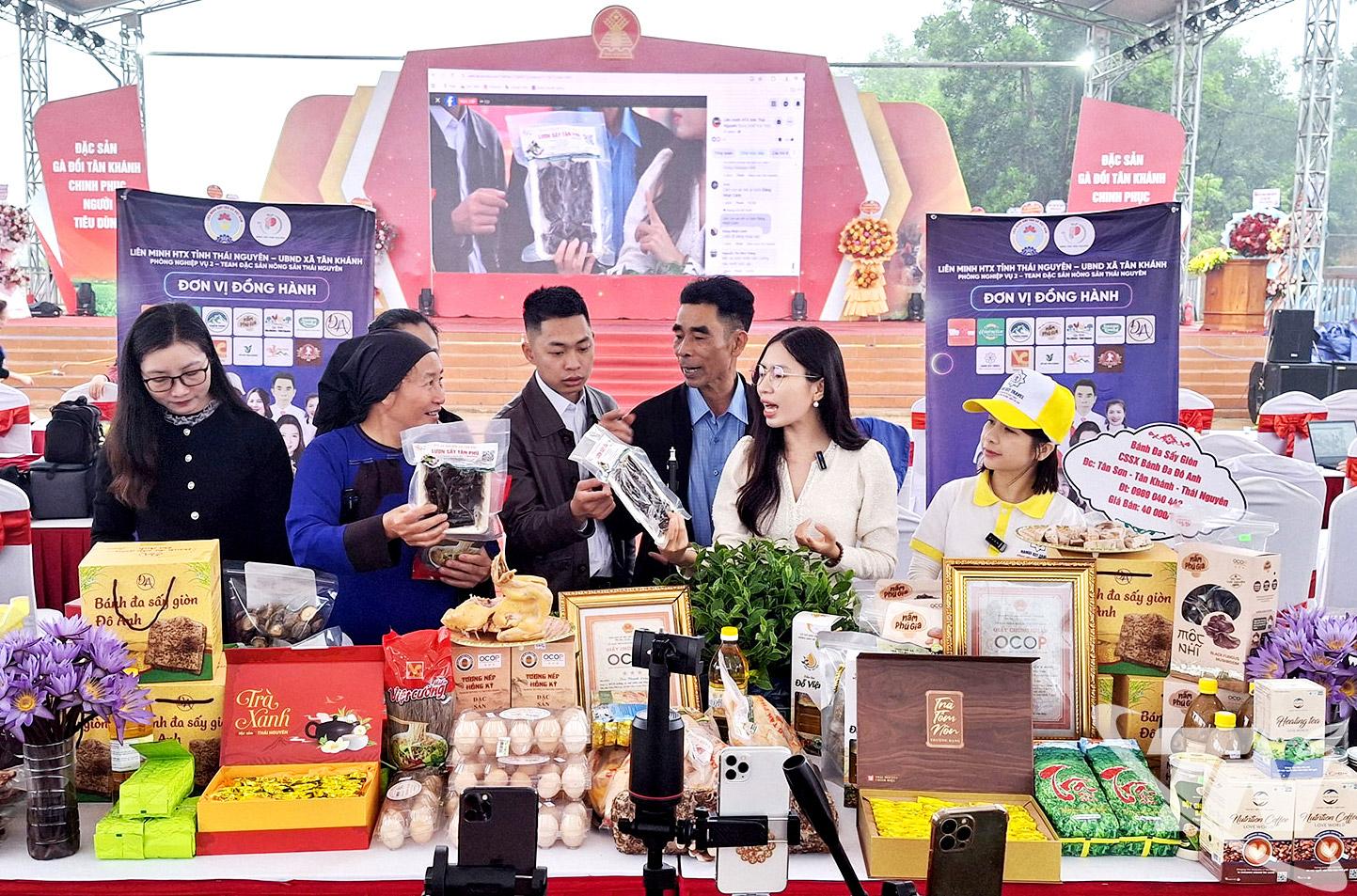 Thời gian qua, cùng với việc nâng cao chất lượng, cải tiến mẫu mã, bao bì sản phẩm, các cấp, ngành chức năng và đơn vị chủ thể OCOP trong tỉnh luôn chú trọng quảng bá, xúc tiến thương mại, mở rộng thị trường tiêu thụ. Nhờ đó, nhiều sản phẩm OCOP từng bước khẳng định được chỗ đứng, gia tăng giá trị.