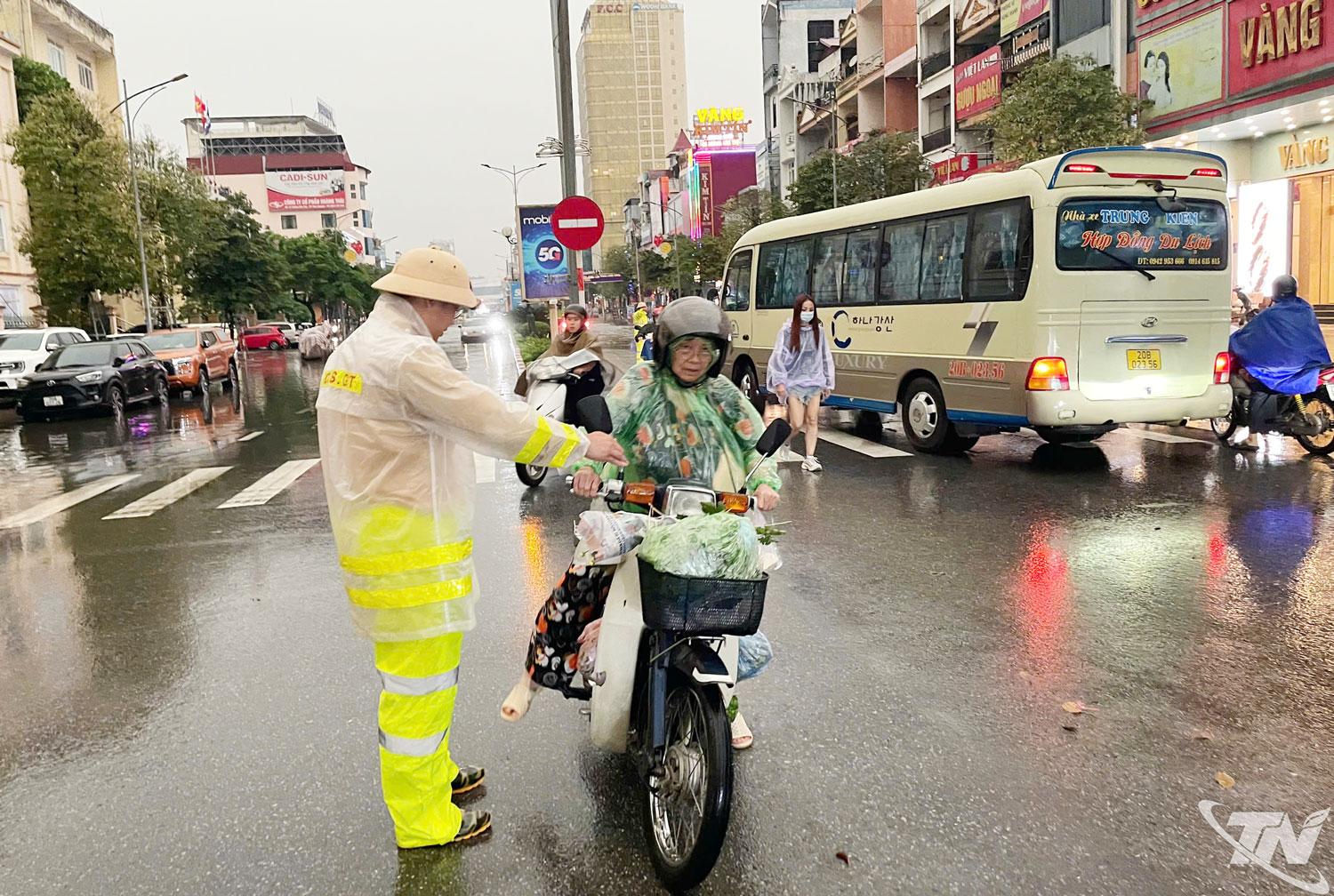 Lực lượng chức năng làm công tác phân luồng tại trục đường Hoàng Văn Thụ, phường Phan Đình Phùng.