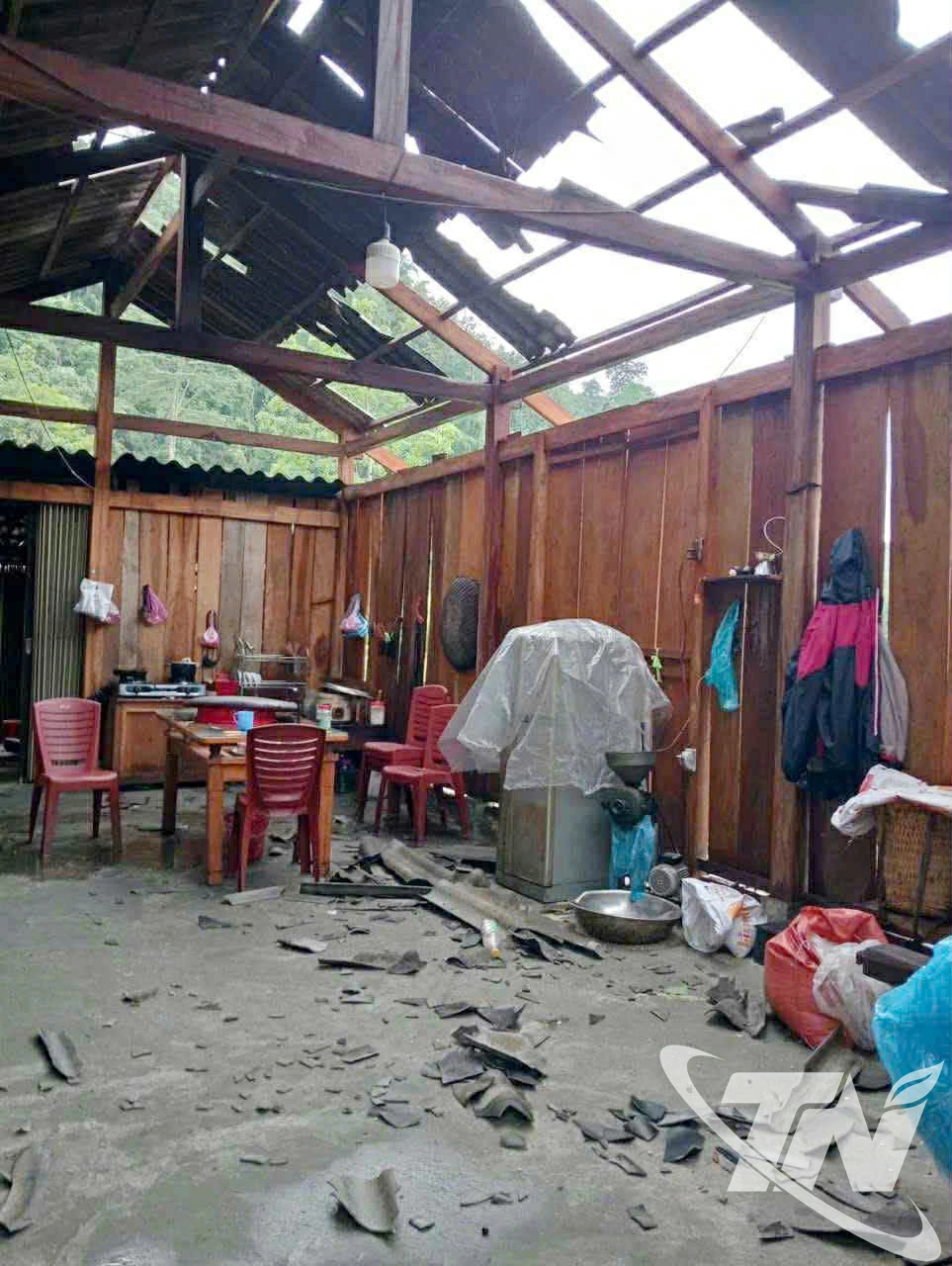 Một nhà dân tại xã Nam Cường bị tốc mái.