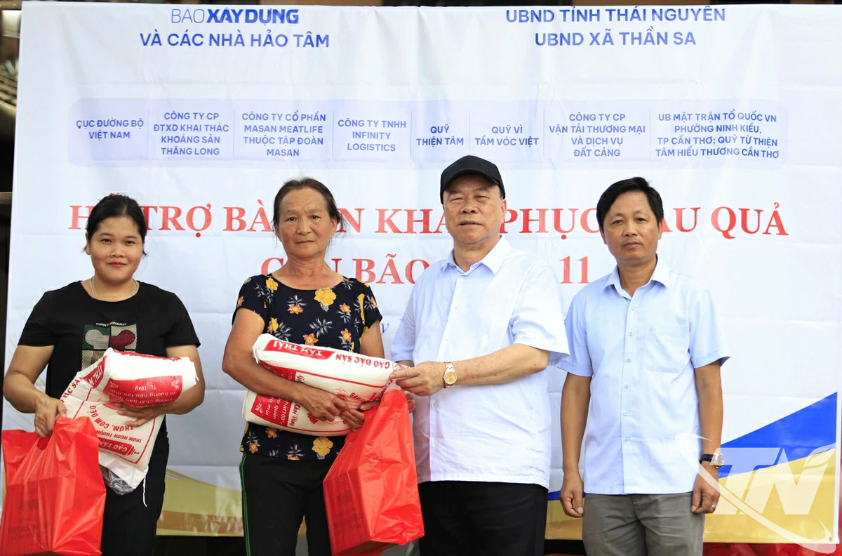 Người dân xã Thần Sa trực tiếp nhận được những phần quà của Báo Xây dựng và các nhà hảo tâm trao tặng.