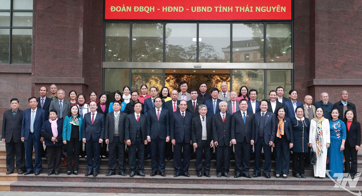 Các đại biểu dự gặp mặt chụp ảnh lưu niệm.