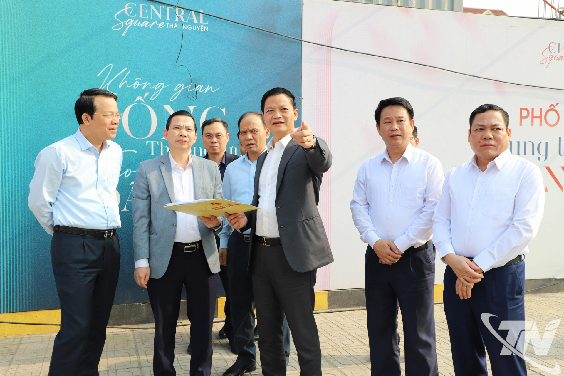 Đồng chí Chủ tịch UBND tỉnh khảo sát tại khu vực Quảng trường Võ Nguyên Giáp.