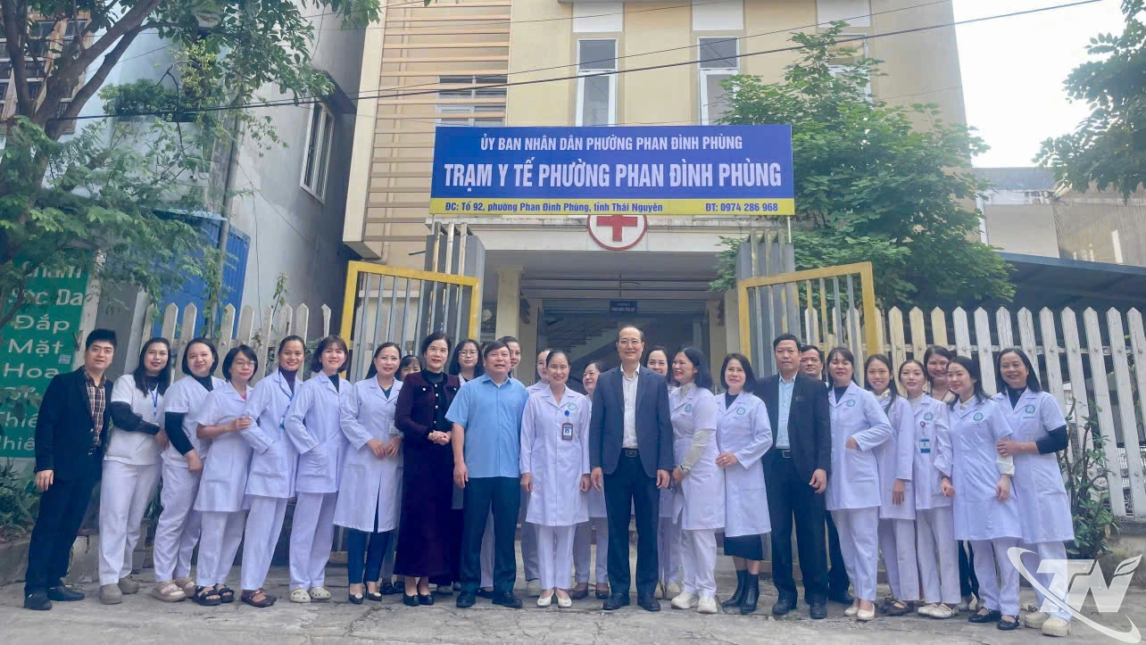 Lãnh đạo Sở Y tế kiểm tra, thăm nắm hoạt động chuyên môn và động viên cán bộ tại Trạm Y tế phường Phan Đình Phùng.
