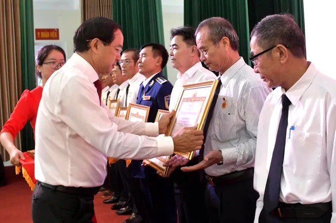 Đảng ủy phường Phước Thắng trao Huy hiệu Đảng cho các đảng viên