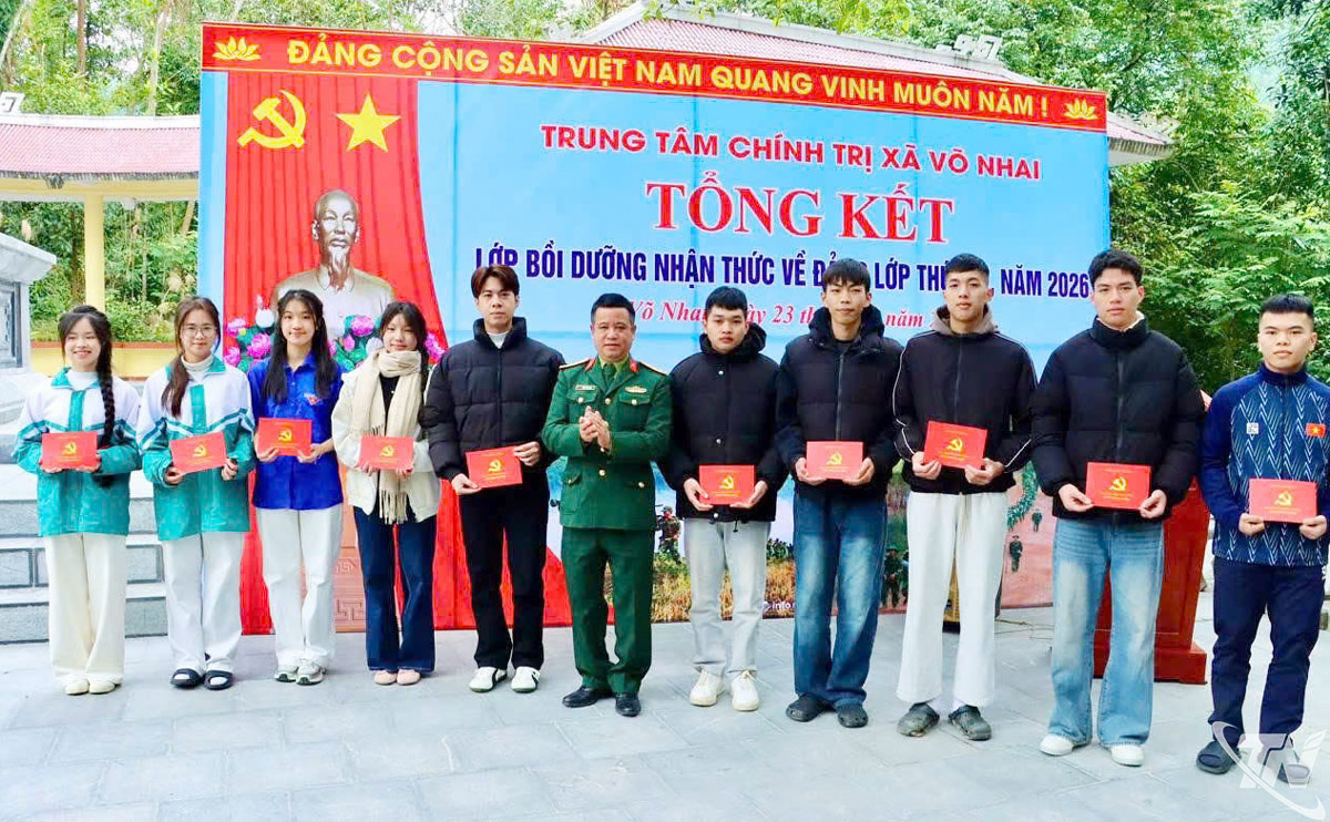 Quần chúng ưu tú trúng tuyển nghĩa vụ quân sự, nghĩa vụ công an năm 2026 và học sinh THPT đủ điều kiện theo quy định hoàn thành khóa học.