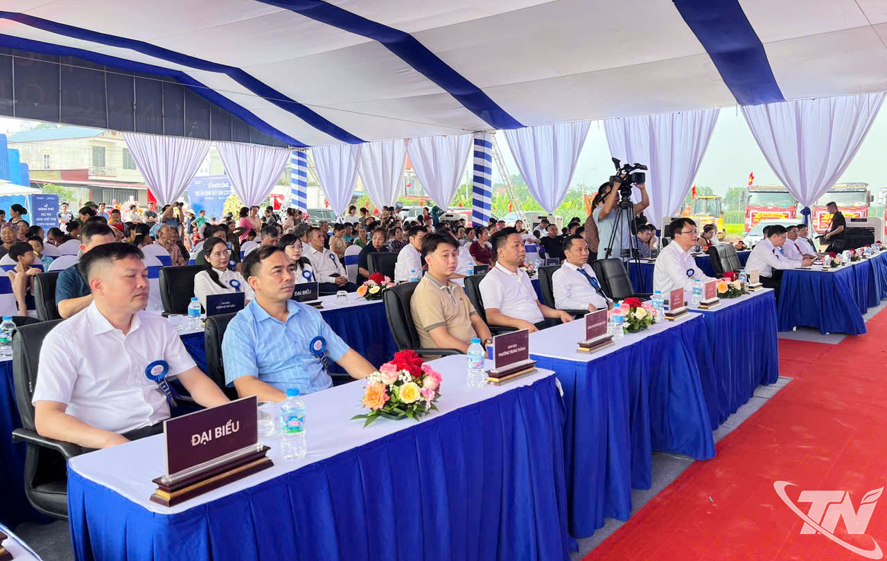 Các đại biểu và đông đảo người dân địa phương tham dự Lễ khởi công.