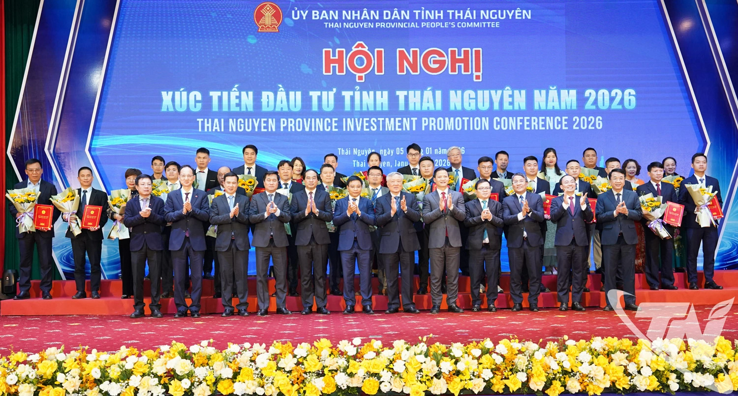 Đồng chí Bí thư Tỉnh ủy Trịnh Xuân Trường và đồng chí Chủ tịch UBND tỉnh Vương Quốc Tuấn trao giấy chứng nhận đầu tư và thỏa thuận đầu tư cho các doanh nghiệp tại Hội nghị xúc tiến đầu tư năm 2026.