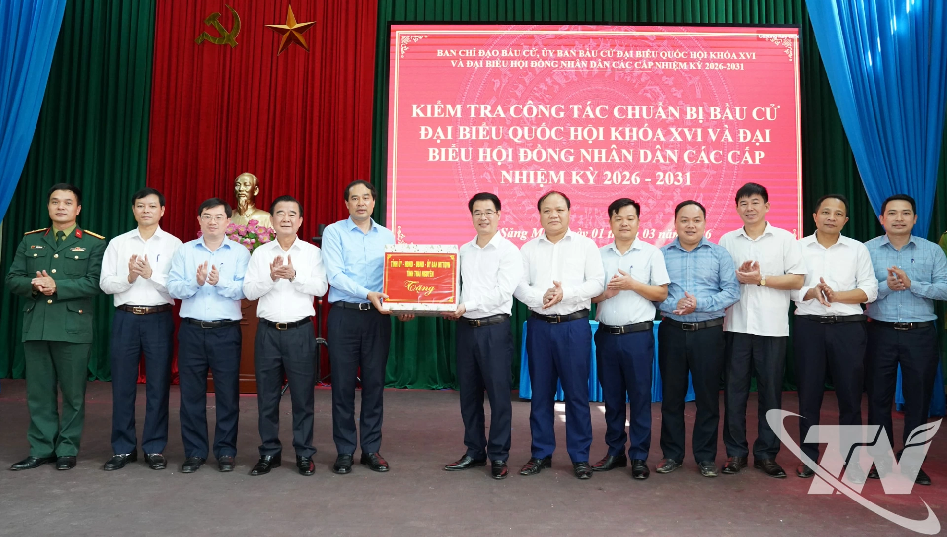 Đồng chí Bí thư Tỉnh ủy Trịnh Xuân Trường tặng quà Ban Bầu cử xã Sảng Mộc.