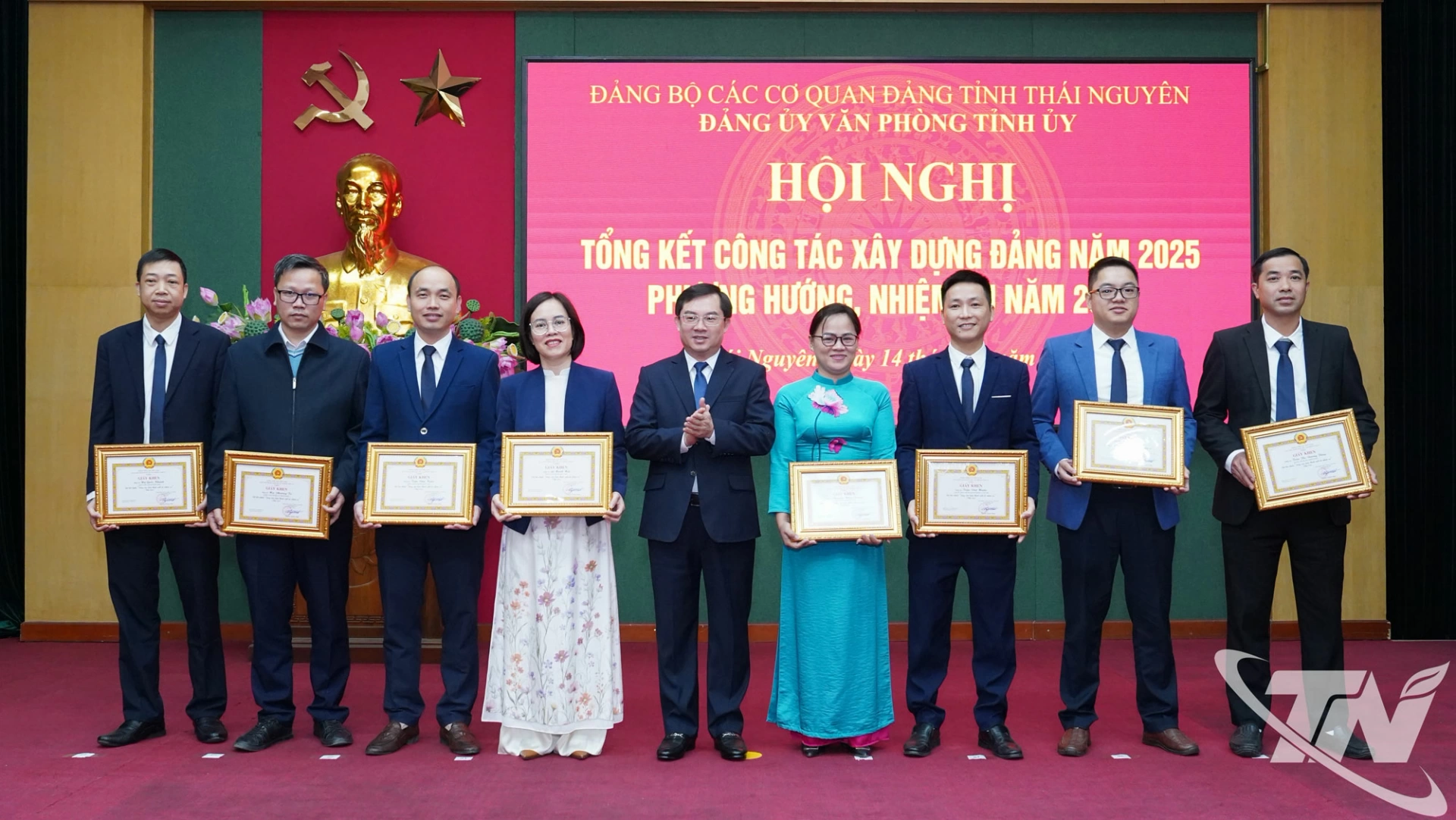 Trao Giấy khen cho các đảng viên hoàn thành xuất sắc nhiệm vụ năm 2025.