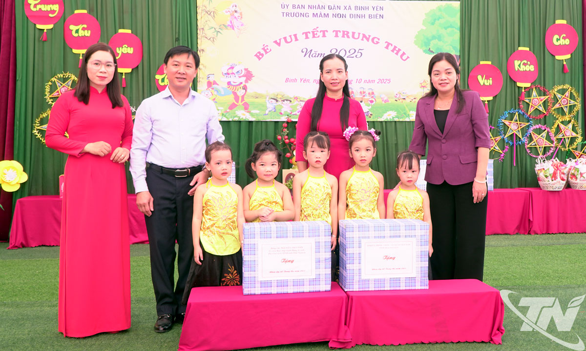 Đồng chí Phó chủ tịch UBND tỉnh Nguyễn Thị Loan tặng quà các cháu Trường Mầm non Định Biên.