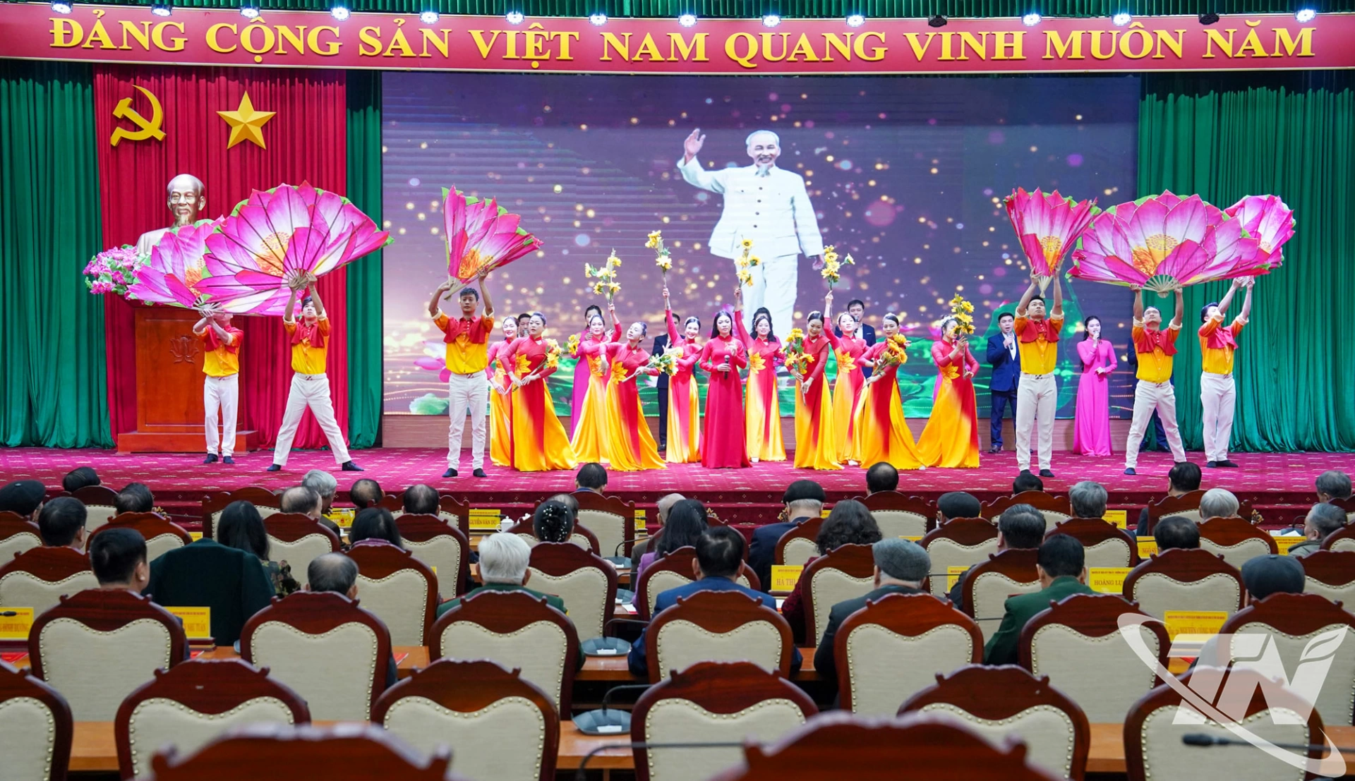 Tiết mục văn nghệ ch&agrave;o mừng.