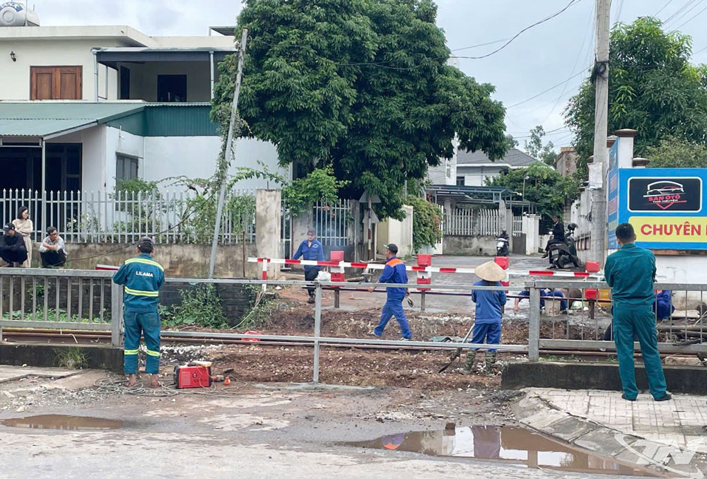 Các cơ quan, đơn vị có liên quan tổ chức đóng lối đi tự mở tại Km 48+550 trên tuyến đường sắt Hà Nội - Thái Nguyên.