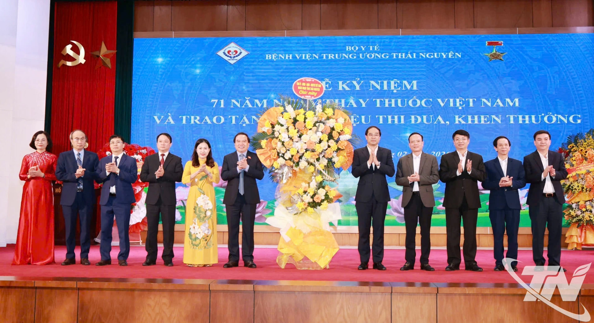 Các đồng chí lãnh đạo tỉnh chúc mừng tập thể Bệnh viện Trung ương Thái Nguyên.