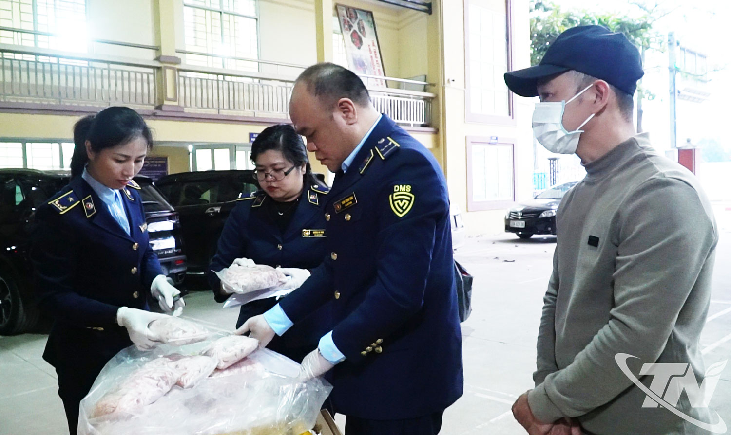 Lực lượng chức năng kiểm tra, phát hiện và xử lý vụ việc vi phạm an toàn thực phẩm, lưu thông hàng hóa không rõ nguồn gốc xuất xứ.