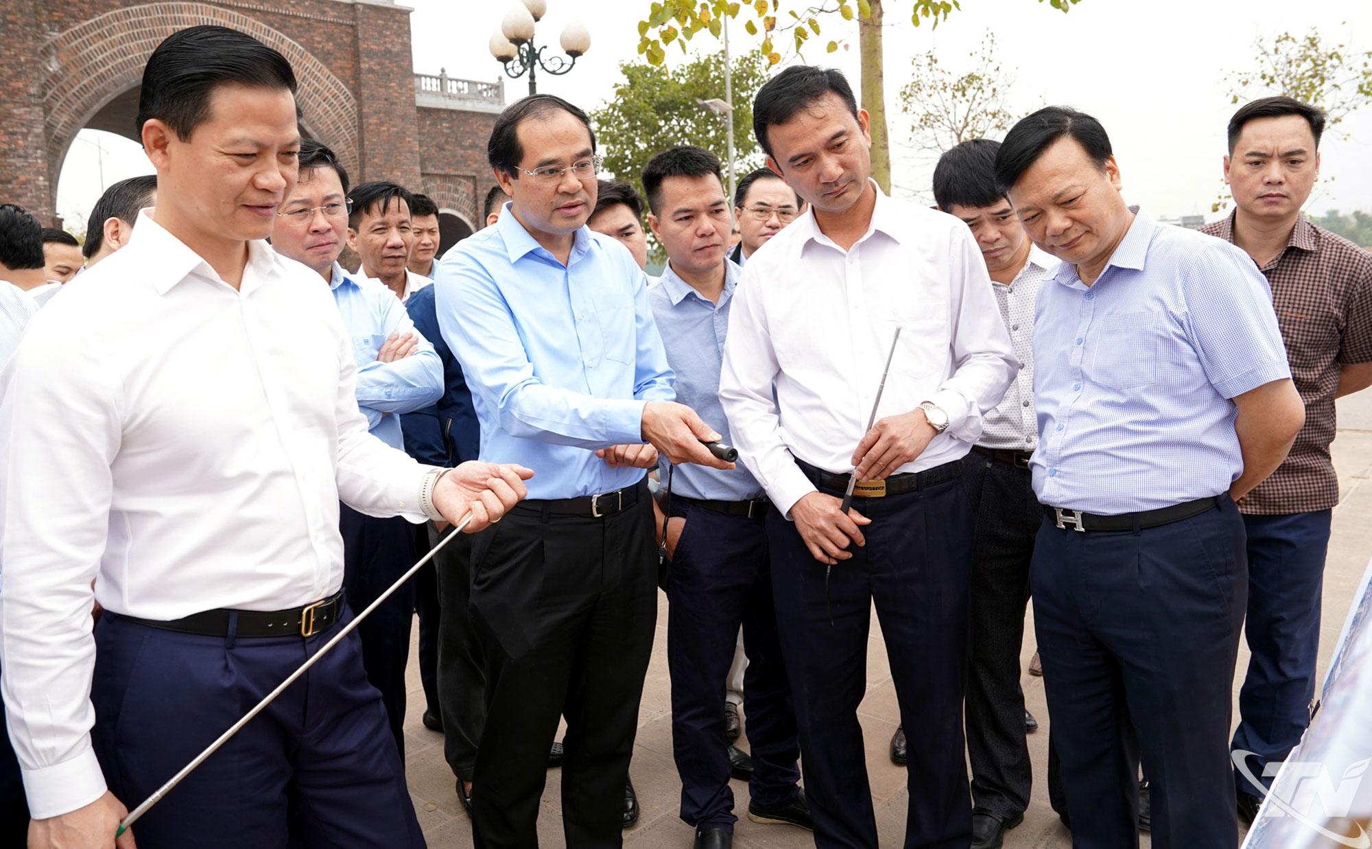 Đồng chí Bí thư Tỉnh ủy Trịnh Xuân Trường và đồng chí Chủ tịch UBND tỉnh trao đổi về vấn đề mở rộng không gian phát triển và kết nối các hạ tầng giao thông đồng bộ khi điều chỉnh các nút giao thuộc Dự án đầu tư xây dựng hoàn chỉnh cao tốc CT.07 đoạn Hà Nội - Thái Nguyên - Chợ Mới.