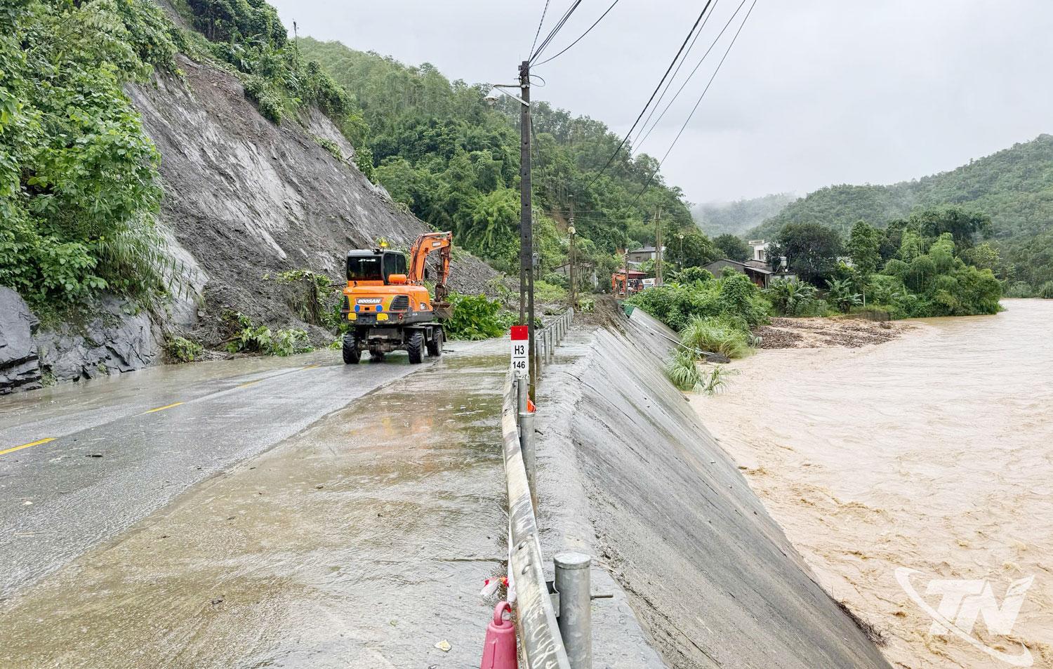 Đơn vị quản lý đường bộ khắc phục một điểm sạt lở trên Quốc lộ 3B, đoạn từ phường Bắc Kạn đi xã Bạch Thông chiều ngày 21-8.
