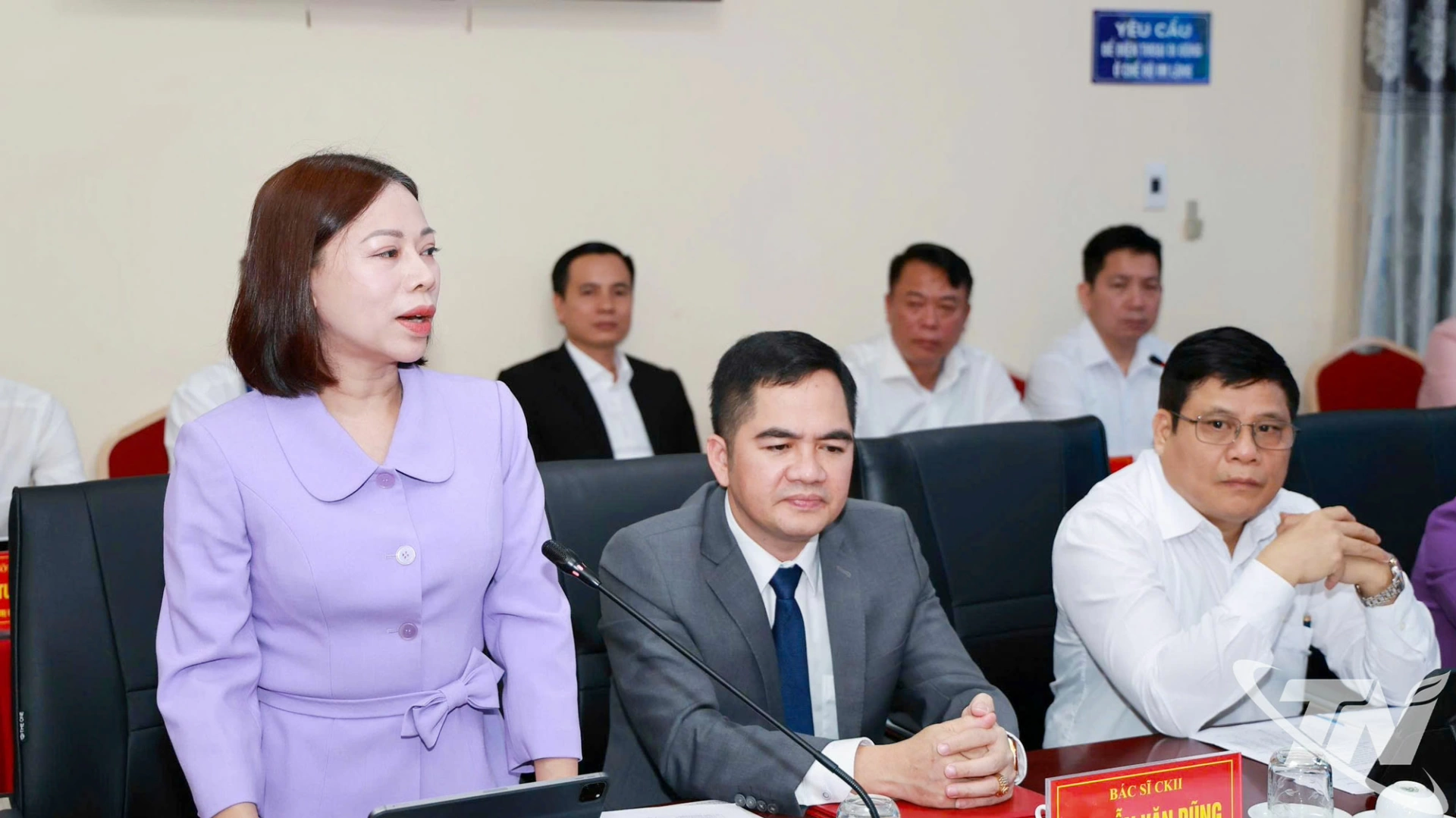 Lãnh đạo Bệnh viện C Thái Nguyên báo cáo tình hình hoạt động của đơn vị.