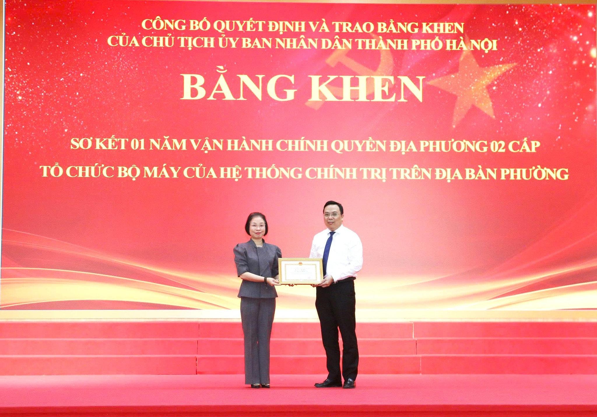 anh-1-trao-bang-khen.jpg