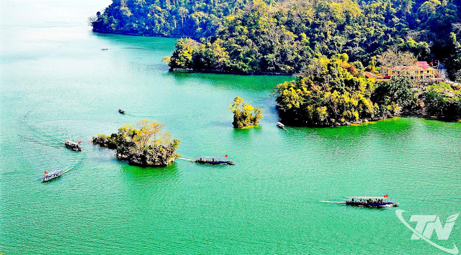 Hồ Ba Bể được bao bọc bởi rừng nguyên sinh và hệ thống hang động phong phú, sở hữu hệ sinh thái   đa dạng và cảnh quan hùng vĩ. Không chỉ là điểm đến sinh thái hấp dẫn, nơi đây còn gắn với bản sắc   văn hóa của đồng bào các dân tộc Tày, Nùng, Dao, tạo nên sự hòa quyện giữa thiên nhiên và đời sống   cộng đồng.