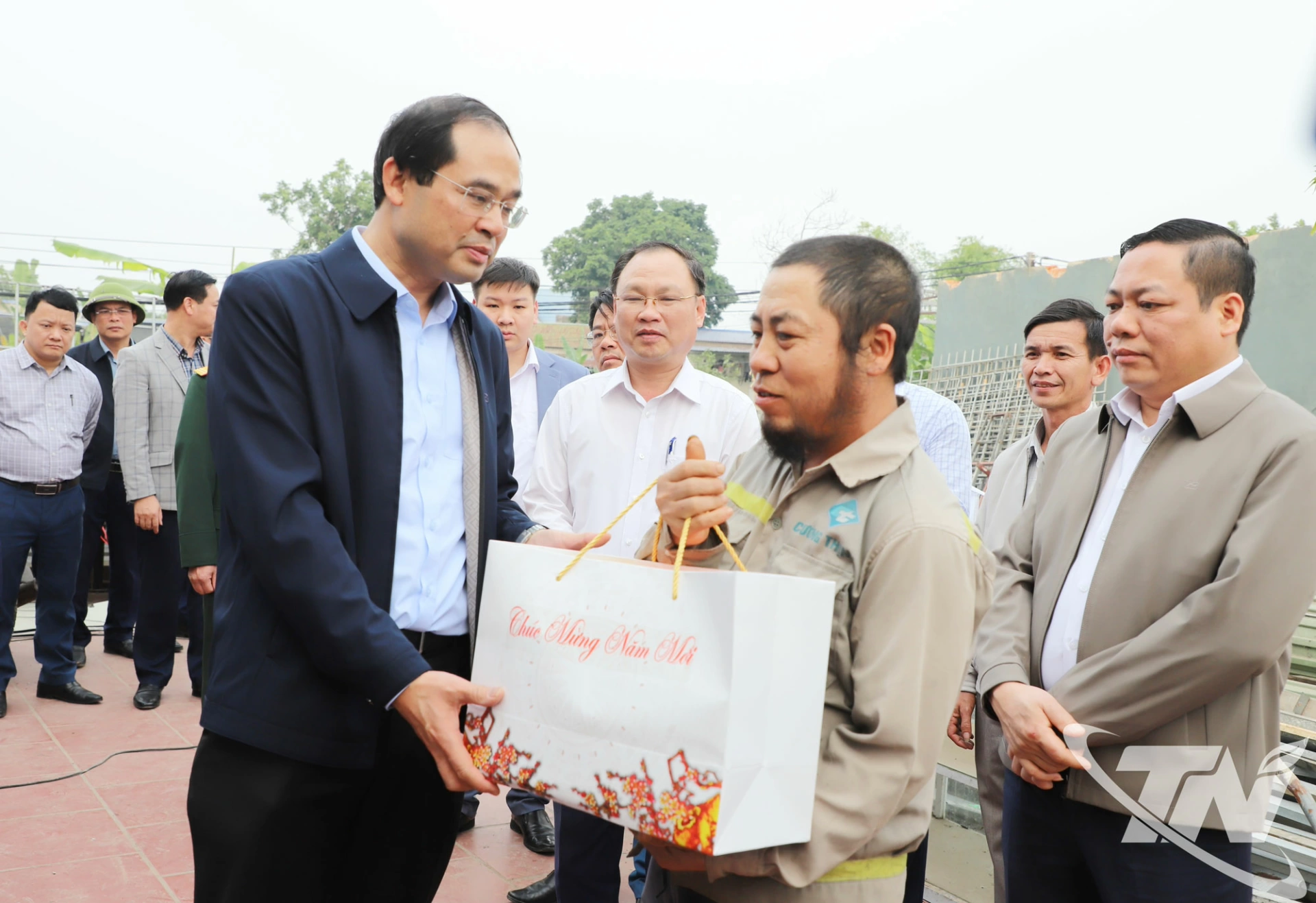 Đồng ch&iacute; B&iacute; thư Tỉnh ủy Trịnh Xu&acirc;n Trường thăm hỏi, tặng qu&agrave; một số hộ d&acirc;n phải di dời nh&agrave; tại tổ d&acirc;n phố Li&ecirc;n Minh, phường Phổ Y&ecirc;n.