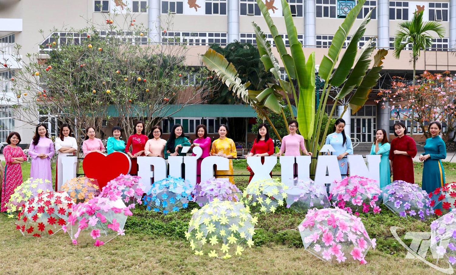Cán bộ, phụ nữ phường Đức Xuân đã lựa chọn cho mình những bộ áo dài đẹp nhất,    rạng rỡ trong Tuần lễ Áo dài.