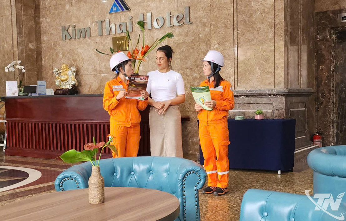 Các khách sạn, nhà hàng được ngành Điện tuyên truyền chuyển đổi sang sử dụng   năng lượng mặt trời.