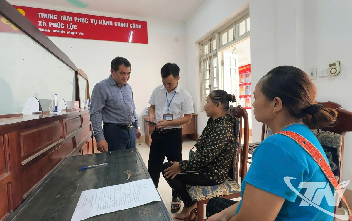 C&aacute;n bộ x&atilde; Ph&uacute;c Lộc hỗ trợ người d&acirc;n nộp hồ sơ trực tuyến tr&ecirc;n điện thoại di động.