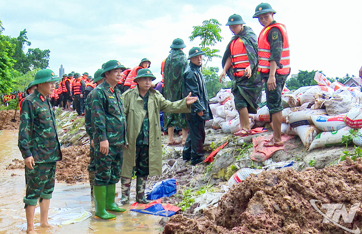 Thiếu tướng Trương Mạnh Dũng, Tư lệnh Quân khu 1, chỉ đạo công tác gia cố đê sông Cầu (Thái Nguyên).