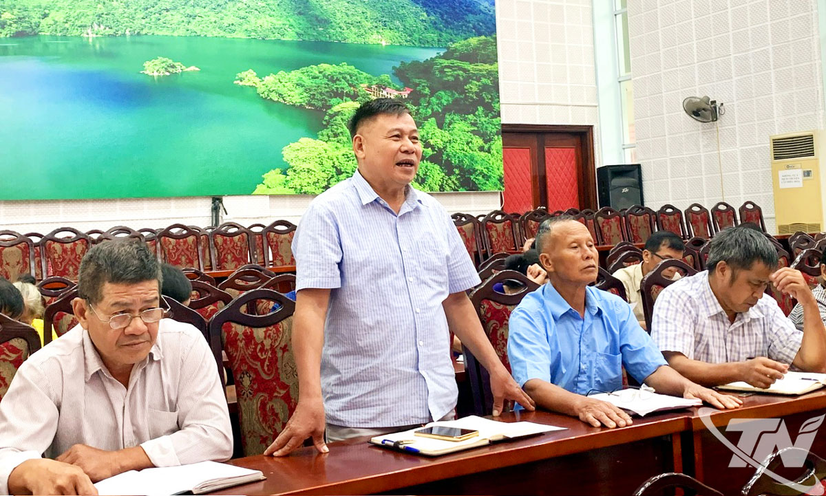 Cử tri xã Chợ Rã phát biểu ý kiến tại buổi tiếp xúc