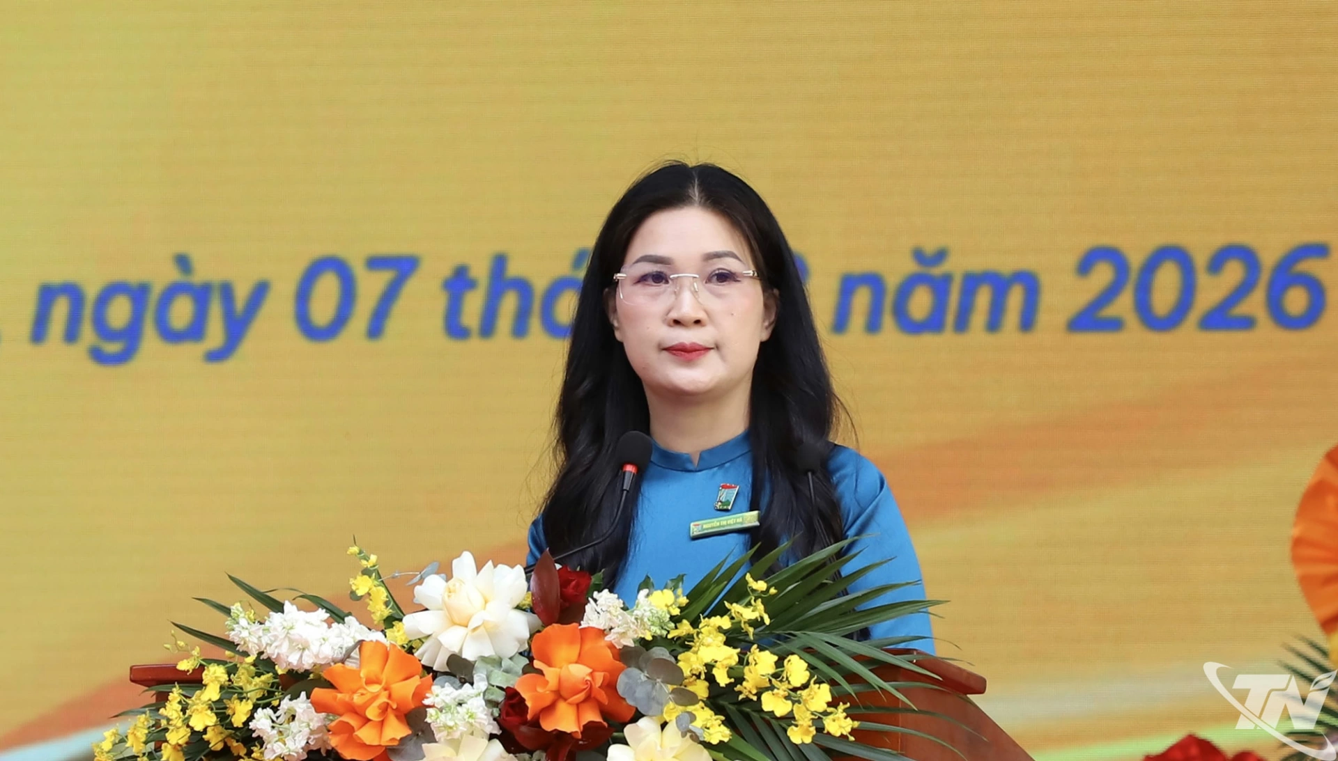 Nhà giáo Ưu tú Nguyễn Thị Việt Hà, Bí thư Đảng ủy, Hiệu trưởng Trường THPT Lương Ngọc Quyến trình bày Diễn văn tại Lễ kỷ niệm.