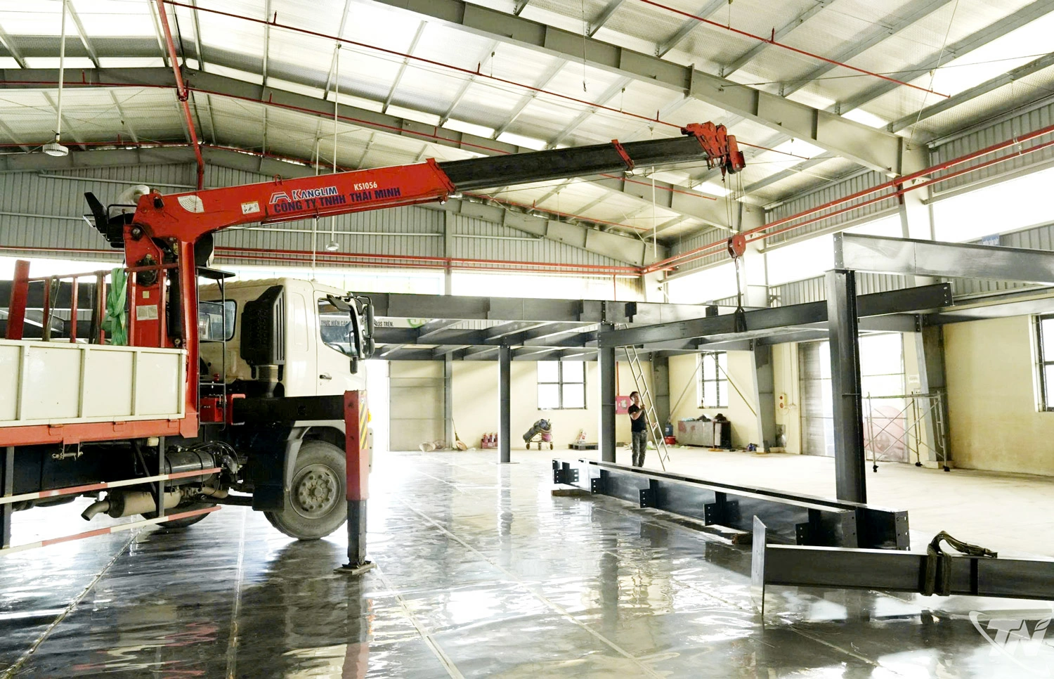 Công trình giàn chứa hàng hóa chống ngập được triển khai lắp đặt tại Hợp tác xã miến Việt Cường (xã Đồng Hỷ).