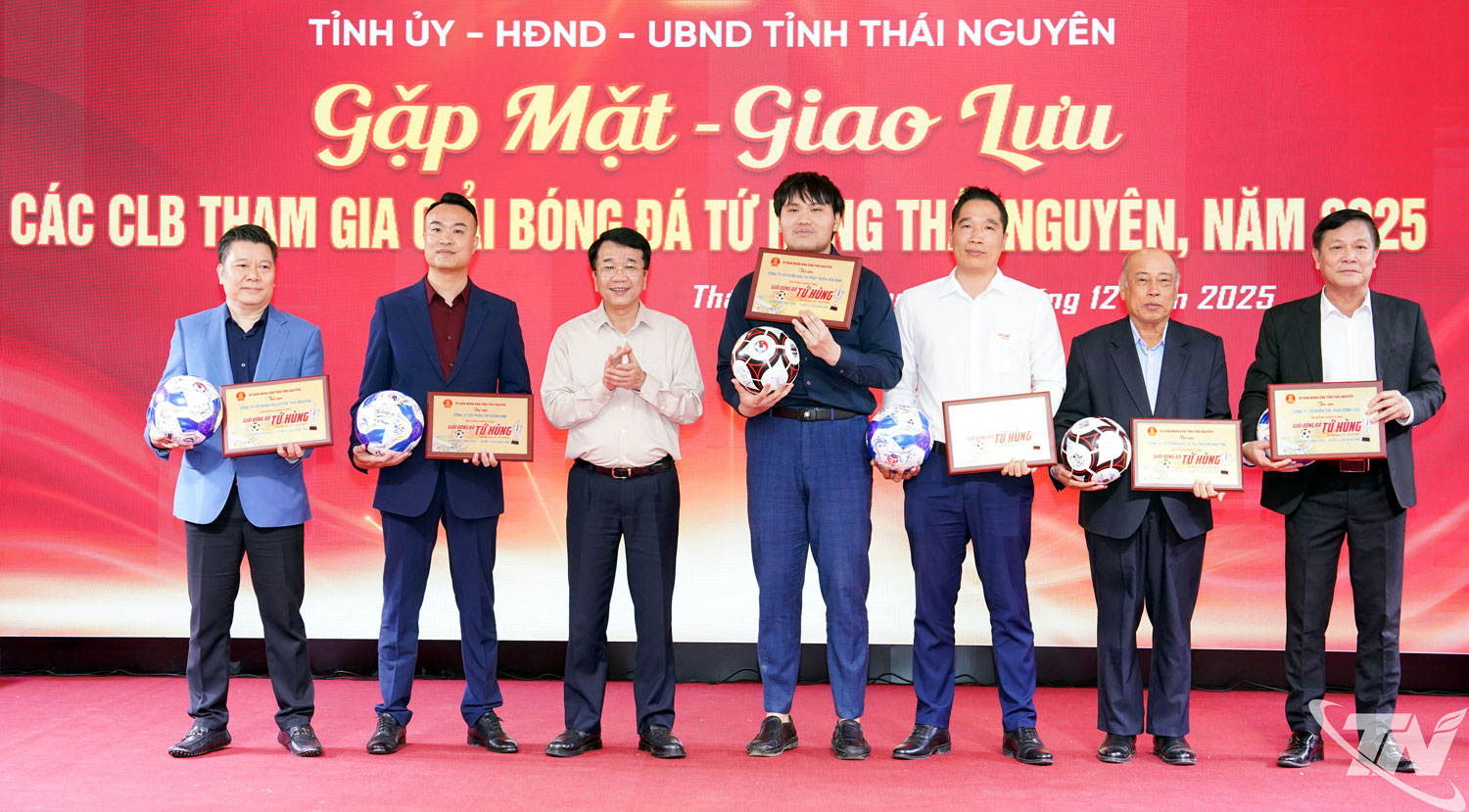 Đồng ch&iacute; Nguyễn Thanh B&igrave;nh, Ph&oacute; B&iacute; thư Tỉnh ủy tặng qu&agrave; tri &acirc;n c&aacute;c nh&agrave; t&agrave;i trợ Giải b&oacute;ng đ&aacute; Tứ h&ugrave;ng &ndash; Th&aacute;i Nguy&ecirc;n năm 2025