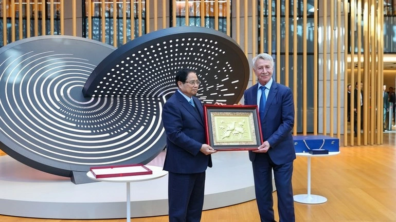 Thủ tướng tặng quà lưu niệm tập đoàn.