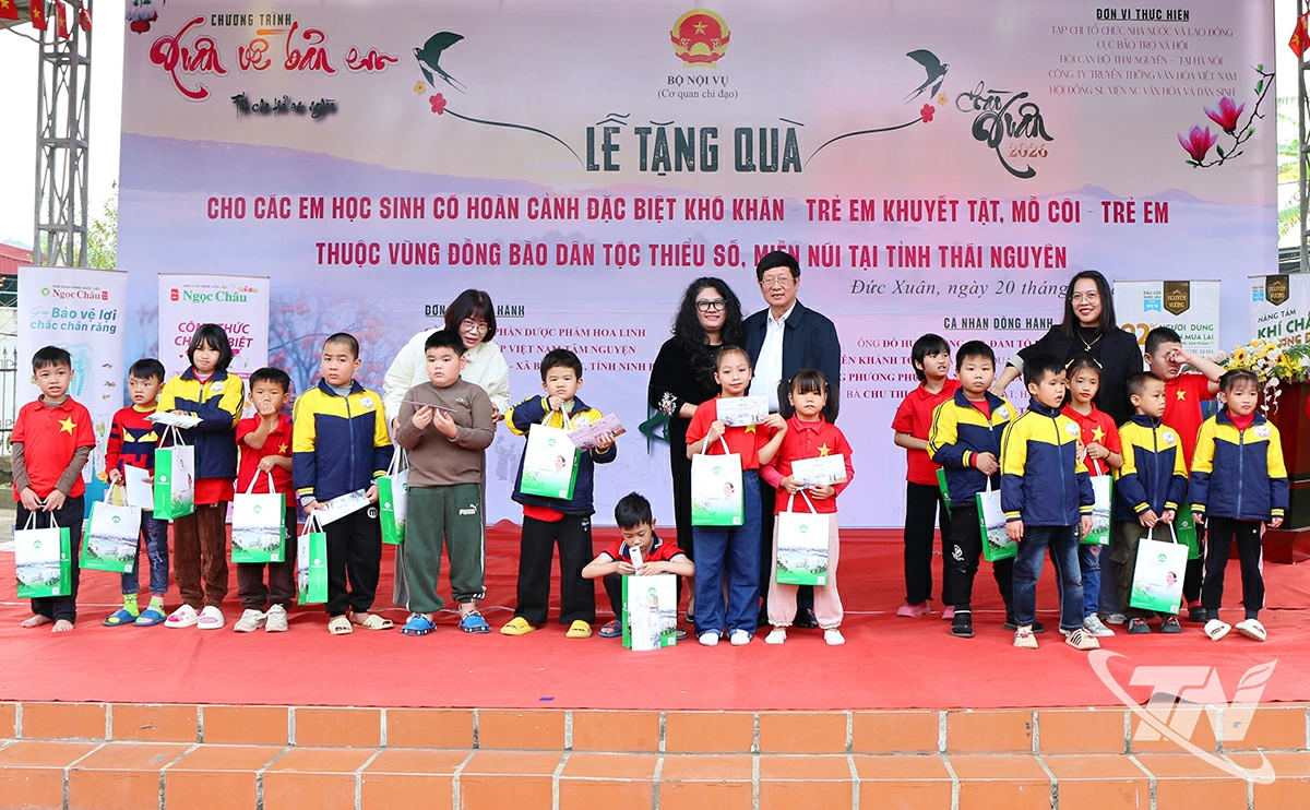 Đại diện c&aacute;c đơn vị t&agrave;i trợ Chương tr&igrave;nh trao học bổng cho c&aacute;c em học sinh tại Trung t&acirc;m Hỗ trợ ph&aacute;t triển gi&aacute;o dục h&ograve;a nhập Bắc Kạn. (Ảnh Th&aacute;i Sơn)