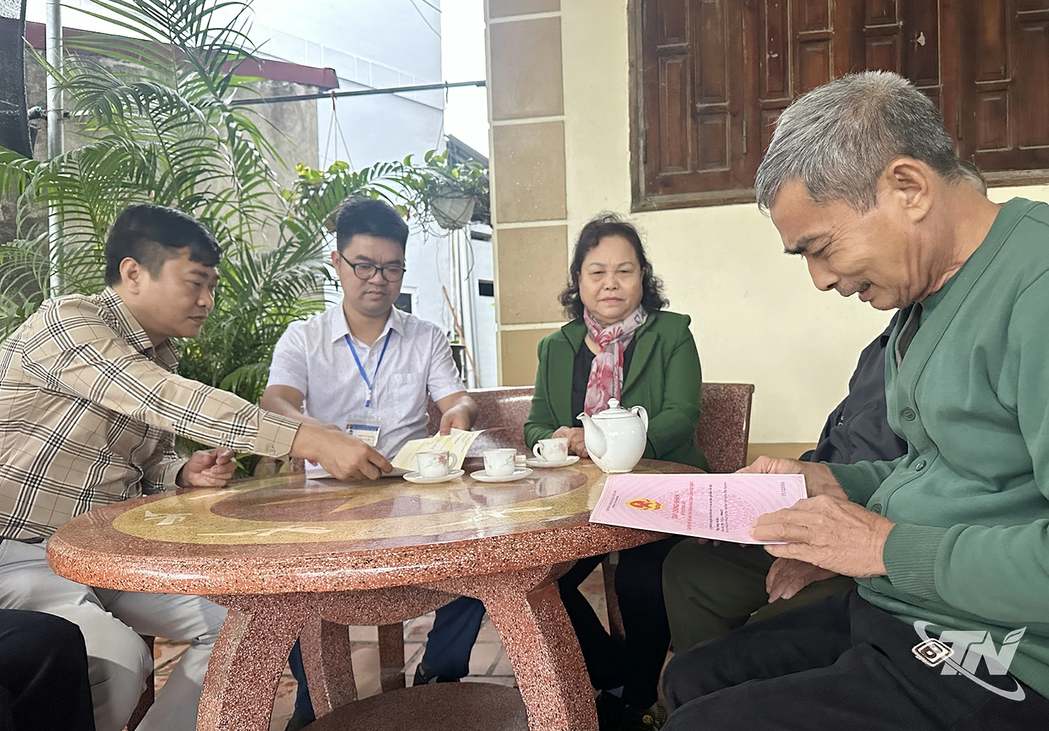 Người dân phường Quyết Thắng cung cấp thông tin đất đai cho cán bộ phường.  
