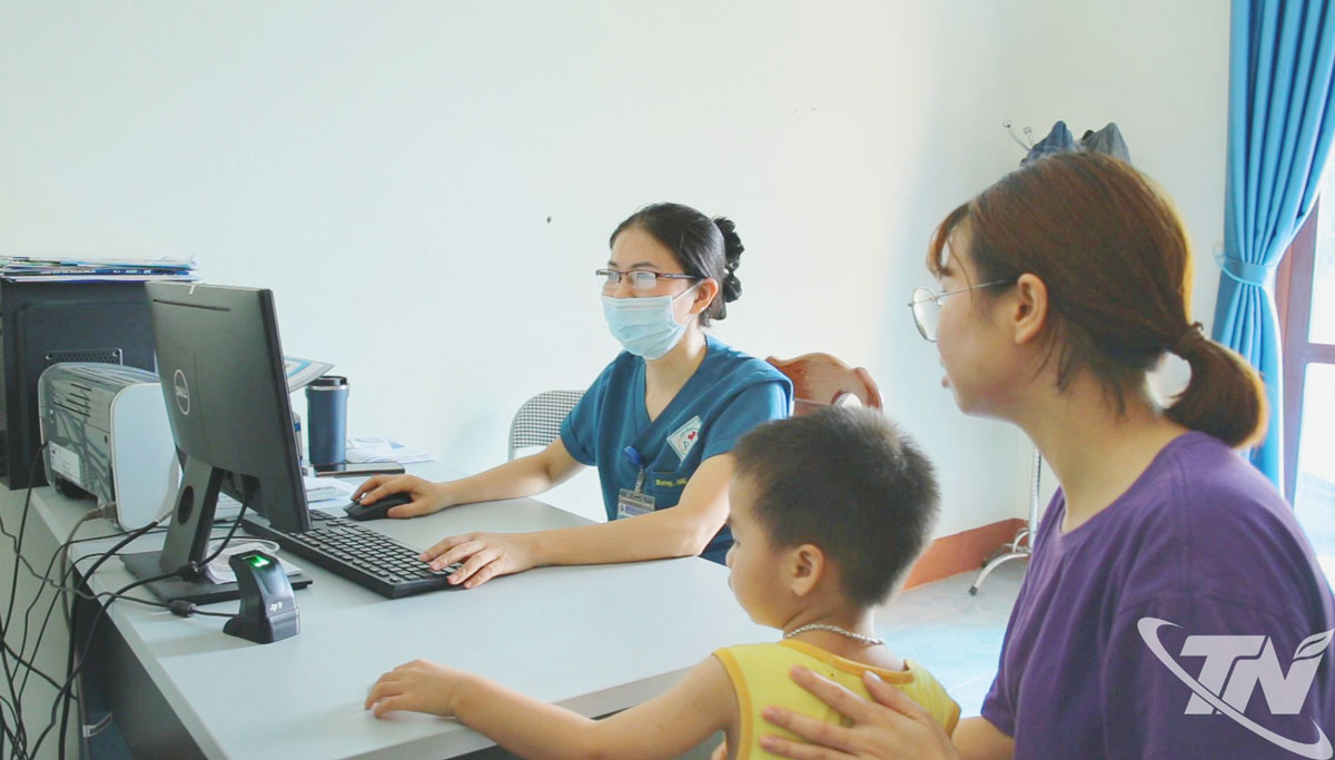 Bác sĩ xem kết quả chẩn đoán hình ảnh trực tiếp trên màn hình thông qua hệ thống tại Bệnh viện Đa khoa Phú Bình