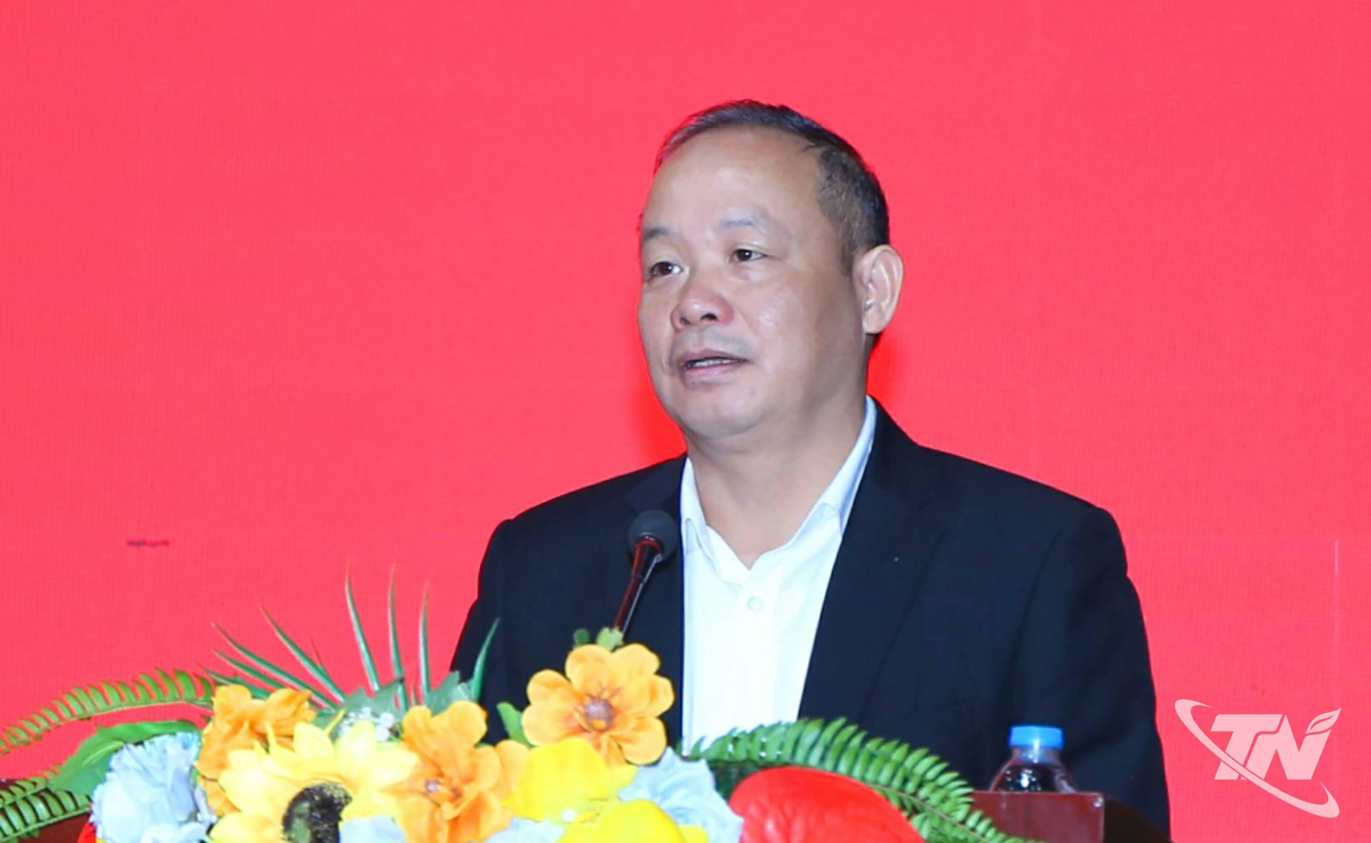 Ứng cử viên Hoàng Hà Bắc trình bày chương trình hành động tại buổi tiếp xúc.