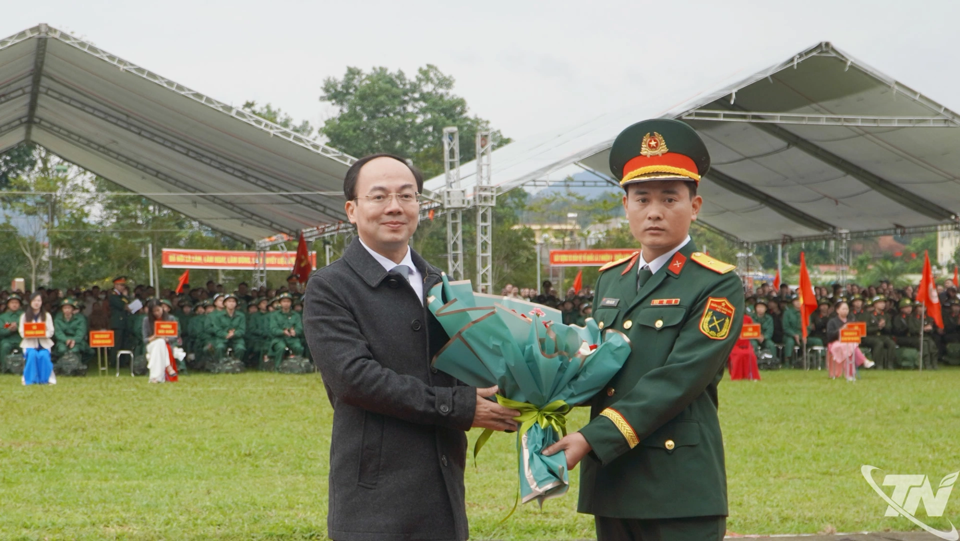 Đồng chí Chủ tịch HĐND tỉnh tặng hoa đại diện đơn vị nhận quân.