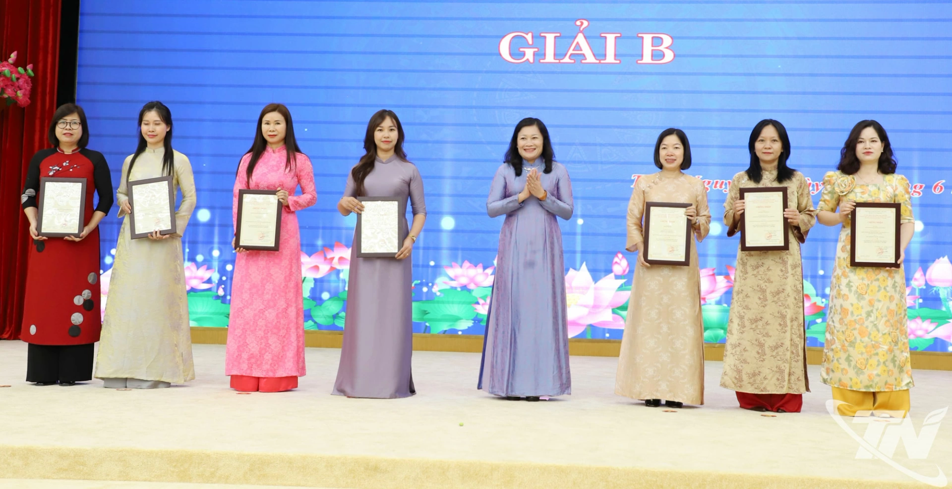 Các tác giả, đại diện nhóm tác giả nhận giải B Giải báo chí Huỳnh Thúc Kháng.