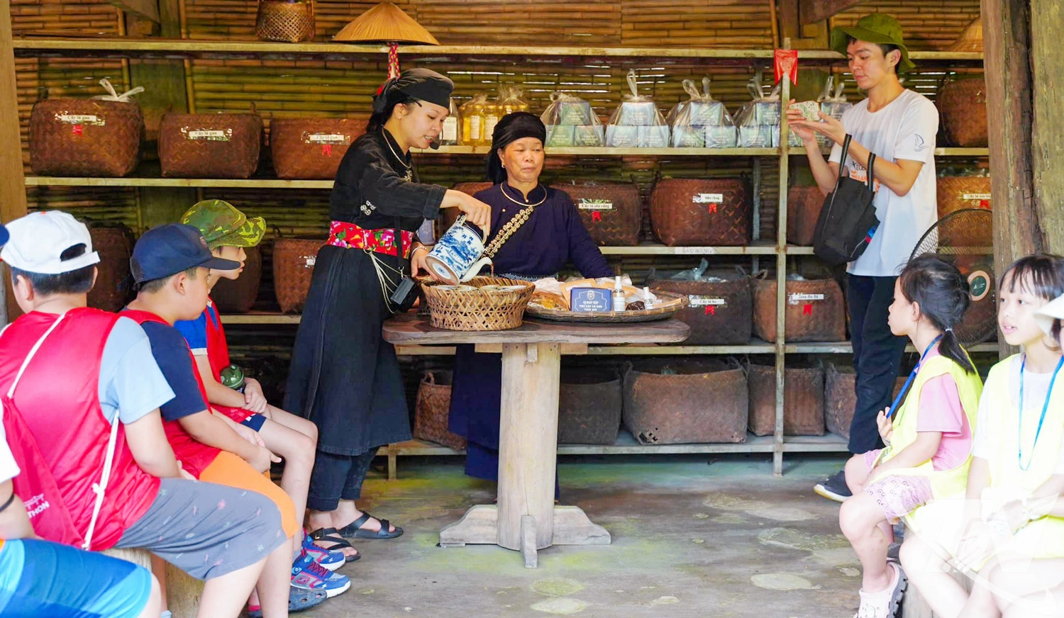 Năm 2025, GRDP của tỉnh tăng 6,33%, với điểm sáng đến từ khu vực dịch vụ với mức tăng tăng 7,5%. Trong ảnh: Du khách thăm quan, trải nghiệm tại Làng du lịch sinh thái Thái Hải.