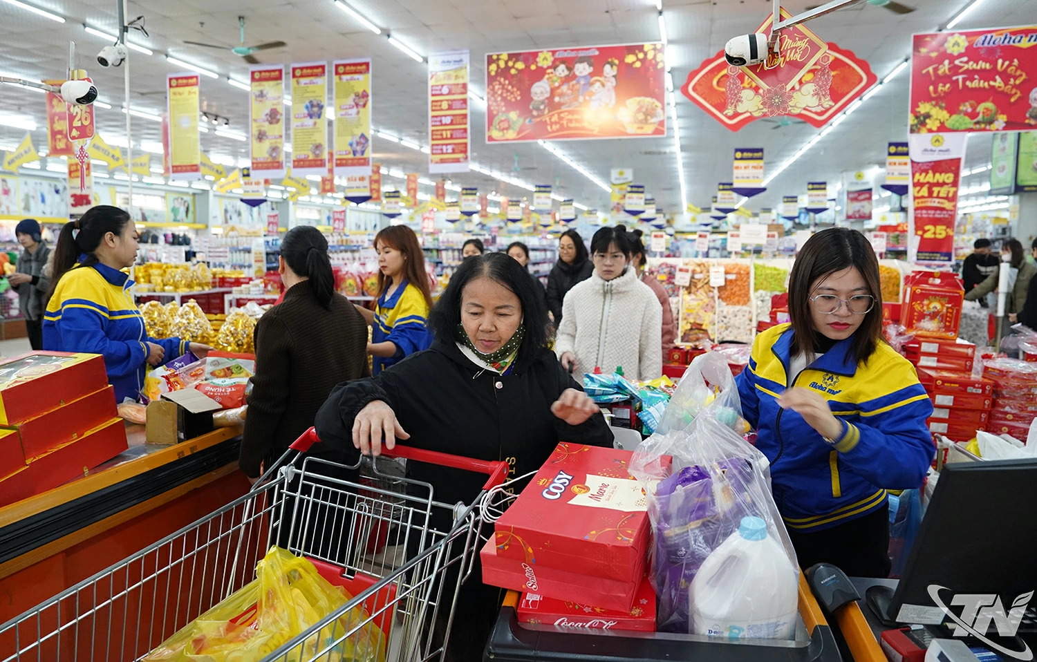 Bên cạnh chợ truyền thống, hệ thống siêu thị và trung tâm thương mại cũng ghi nhận lượng khách tăng mạnh.