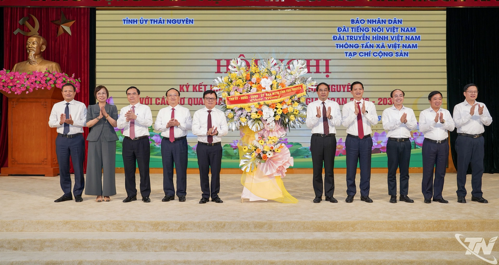 Thường trực Tỉnh ủy Thái Nguyên tặng hoa đại diện các cơ quan báo chí Trung ương