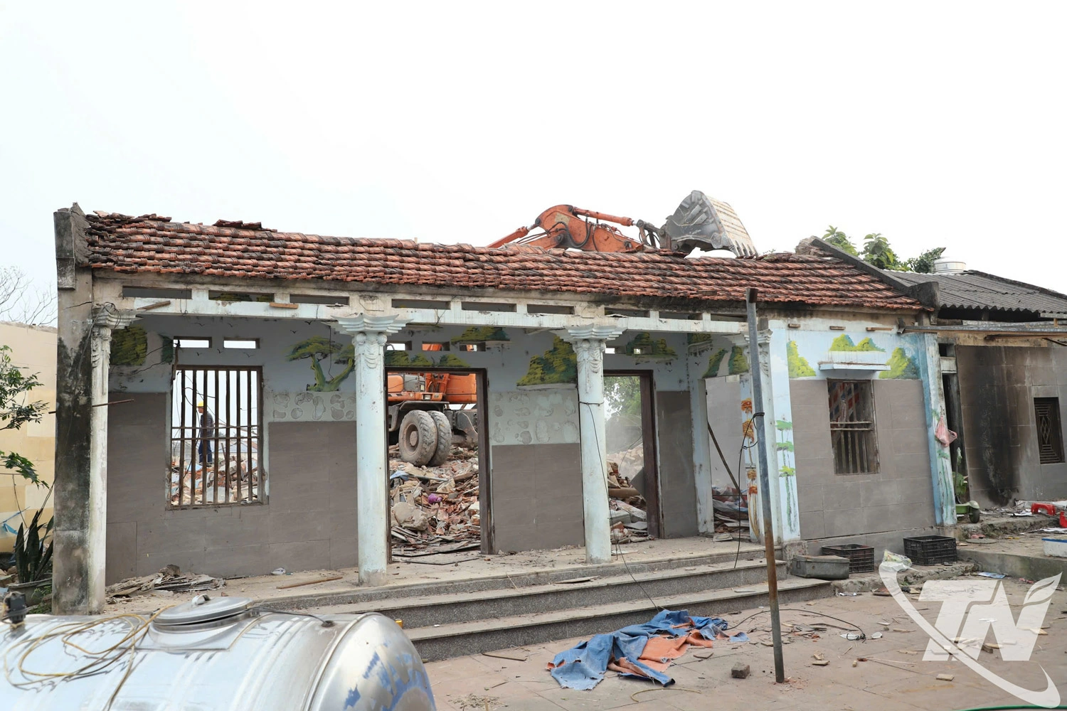 Người dân tổ dân phố Liên Minh (phường Phổ Yên) khẩn trương tháo dỡ công trình để bàn giao mặt bằng thực hiện Dự án Khu công nghiệp Yên Bình 2 trước Tết Nguyên đán Bính Ngọ 2026.