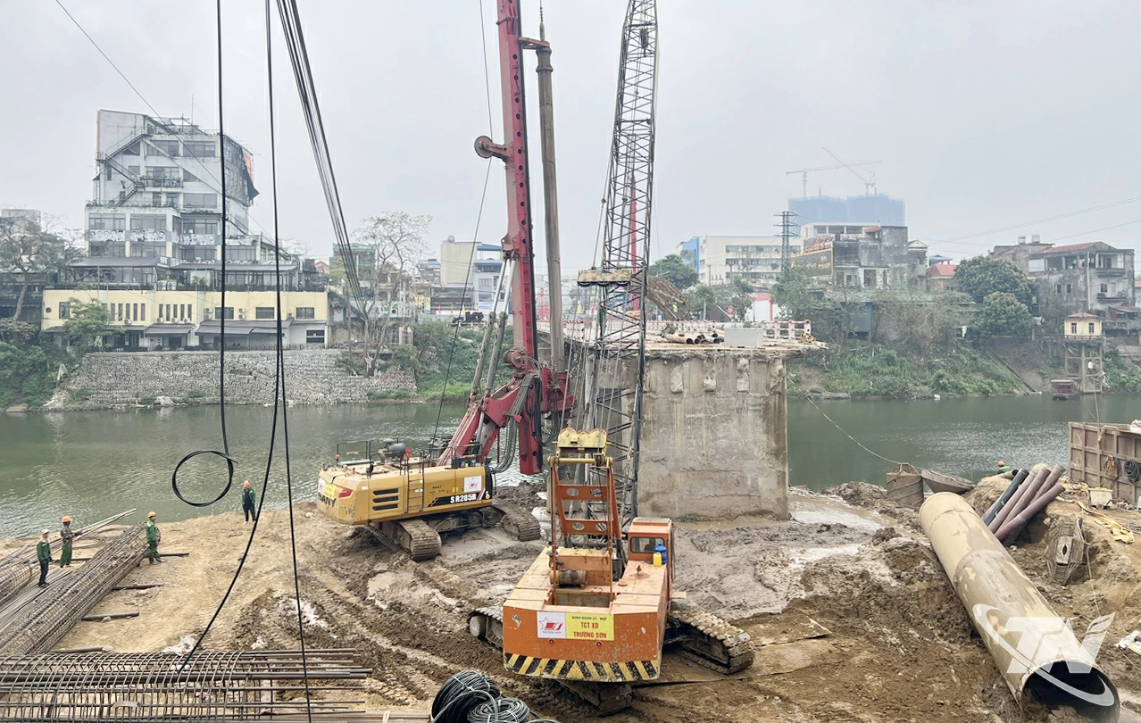 Nhà thầu đã huy động đầy đủ nhân lực, thiết bị và tổ chức thi công liên tục  để bảo đảm tiến độ đề ra